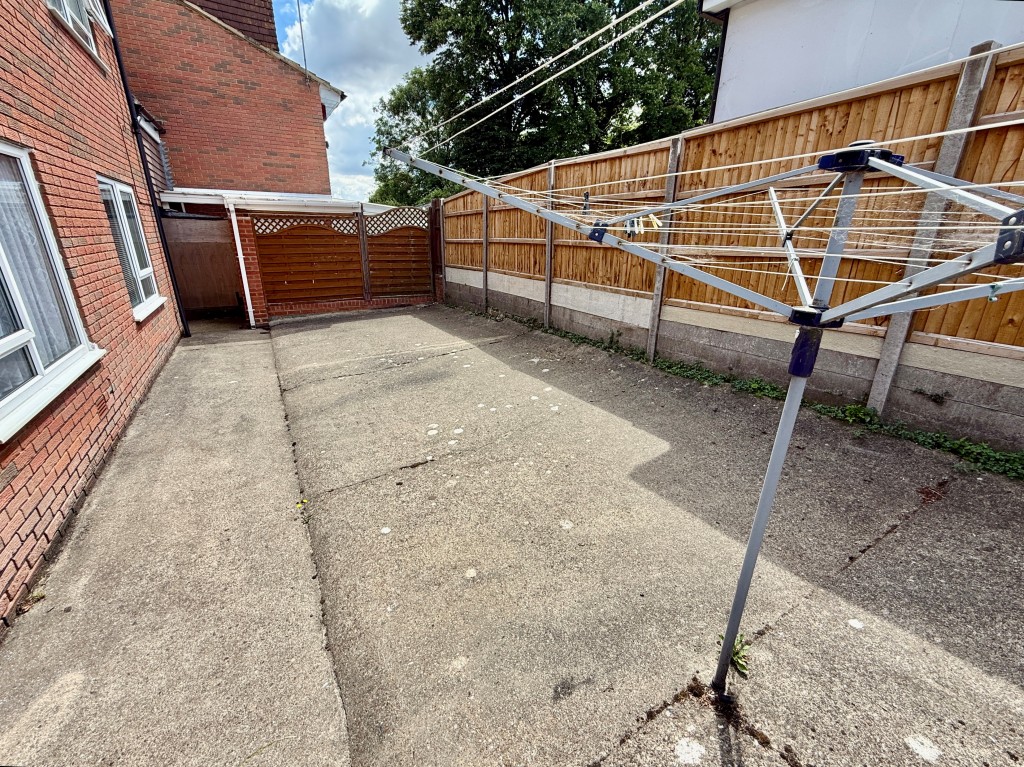 Lot: 148 - FREEHOLD BLOCK OF SIX FLATS FOR INVESTMENT - Communal garden